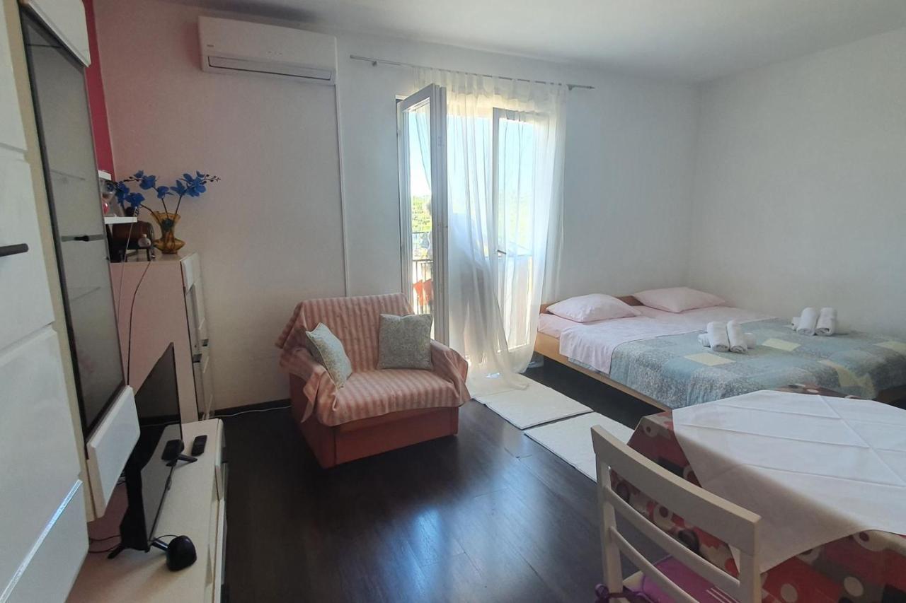 Studio Apartment Ljubica For 2 Persons 150M From The Beach 波雷奇 外观 照片